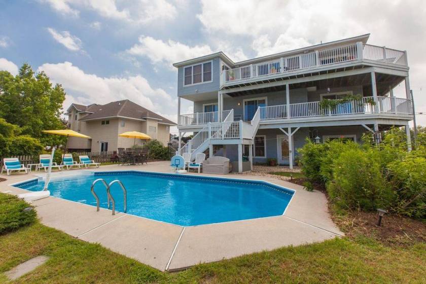 view of rental in sandbridge, va with in-ground pool